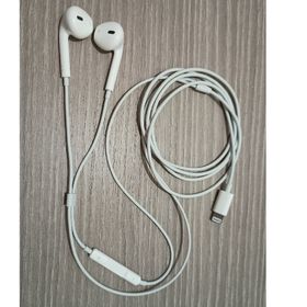 アップル(Apple)の【アップル純正】EarPods Lightning イヤホンA1748 使用僅か(ヘッドフォン/イヤフォン)