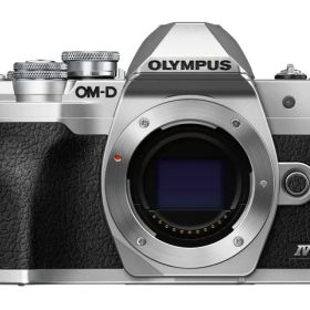 【ポイント10倍】 オリンパス デジタル一眼カメラ OM-D E-M10 Mark IV ボディ [シルバー] [タイプ：ミラーレス 画素数：2177万画素(総画素)/2030万画素(有効画素) 撮像素子：フォーサーズ/4/3型/LiveMOS 重量：335g] 【P10倍】