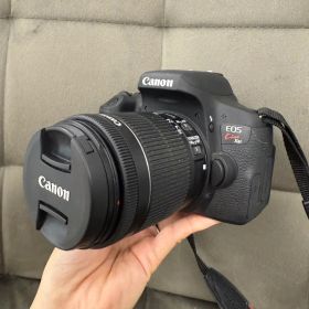 大幅値下げ中！Canon EOS Kiss X8iデジタル一眼レフカメラ