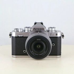 【中古】 (ニコン) Nikon Z fc 16-50 VR レンズキット シルバー【中古カメラ デジタル一眼】 ランク：AB