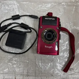 〈中古〉OLYMPUS デジタルカメラ STYLUS TG-3 Tough レッド 1600万画素CMOS F2.0 15m防水 100kgf耐荷重 GPS+電子コンパス&内蔵Wi-Fi TG-3 RED