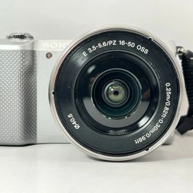 【美品 シャッター2467枚！】SONY α5000 シルバー レンズキット ミラーレス一眼 初心者おすすめ 軽量コンパクト 高画質 自撮りOK Wi-Fi搭載 動作良好 B368