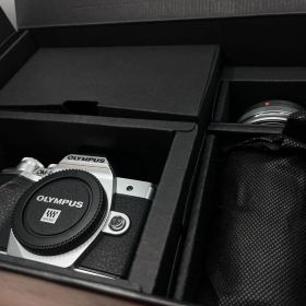 【美品 シャッター6438枚！】OLYMPUS OM-D E-M10 Mark III ダブルズームキット シルバー ミラーレス一眼 高画質 軽量 Wi-Fi搭載 初心者おすすめ 手ぶれ補正 人気モデル B554