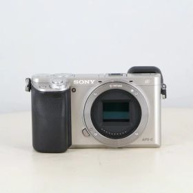 【中古】 (ソニー) SONY α6000 （ILCE-6000） ボディ シルバー【中古カメラ デジタル一眼】 ランク：B