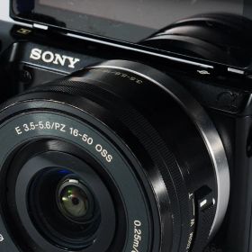 訳あり/超軽量218g!本格一眼画質×32GB付き/NEX-5T完動品