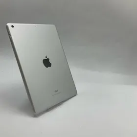 Apple iPad 第6世代 32GB シルバー Wi-Fi 動作確認済 【全額返金保証】【最速発送】