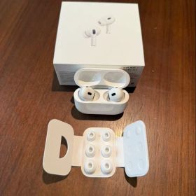 AirPods Pro 2 (左のイヤホンは接続不良？で充電できない)