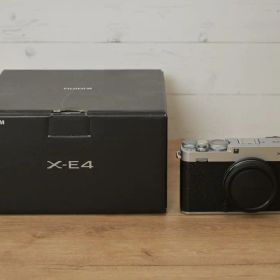 FUJIFILM X-E4 ボディ シルバー（アクセサリー付属）