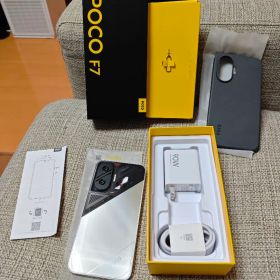 POCO F7 シルバー 本体と付属品