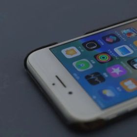 iPhone 8ホワイト ウッドケース付き