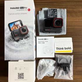 Insta360 Ace Pro 本体と付属品