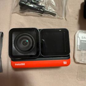 Insta360 ONE R本体と付属品