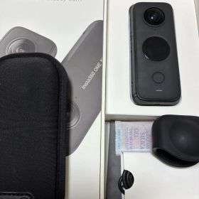 Insta360 ONE X2 本体と付属品