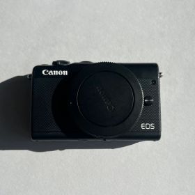 Canon EOS M100 レンズキット＋単焦点レンズ付き