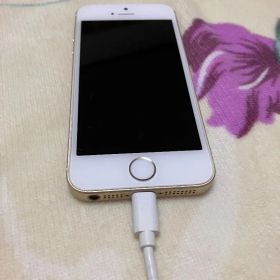 iPhone SE ゴールド 64GB