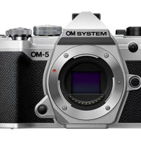 【ポイント10倍】 OMデジタルソリューションズ デジタル一眼カメラ OM SYSTEM OM-5 ボディ [シルバー] [タイプ：ミラーレス 画素数：2177万画素(総画素)/2037万画素(有効画素) 撮像素子：フォーサーズ/4/3型/LiveMOS 重量：366g] 【P10倍】