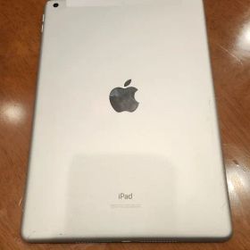 iPad 第8世代 32GB セルラーモデル シルバー