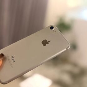 Apple iPhone 7 シルバー 本体