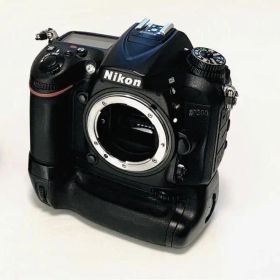 ☆撮影数220回以下☆Nikon D7200ボディMB-D15マルチパックセット
