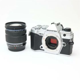 【中古】 《美品》 OM SYSTEM OM-5 12-45mm F4.0 PRO レンズキット シルバー [ デジタルカメラ ]