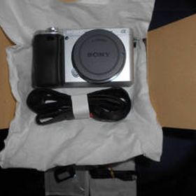 SONY α6400 ボディ（シルバー）新品同様ボディ メーカー保証訳９ヶ月あり