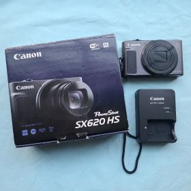 Canon PowerShot SX620 HS 本体と充電器