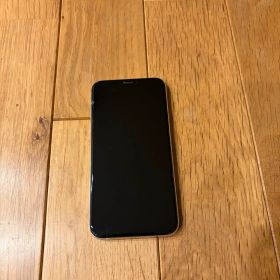 iPhone Xs シルバー 画面にひび割れあり