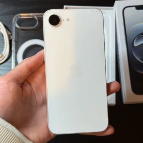 超美品 iPhone 16e 128GB ホワイト US版 eSIM専用充電0回