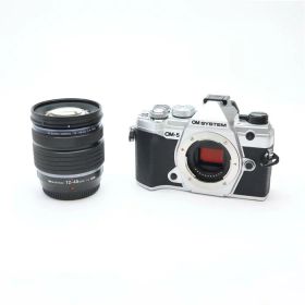 【中古】 《美品》 OM SYSTEM OM-5 12-45mm F4.0 PRO レンズキット シルバー [ デジタルカメラ ]