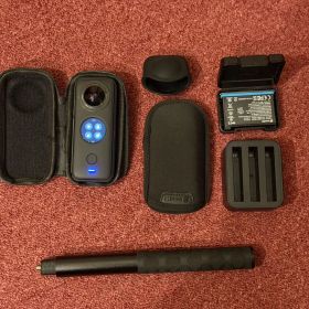 Insta360 ONE X2 本体と付属品