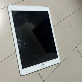 Apple iPad (第6世代) Wi-Fi 32GB シルバー カバー付き
