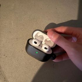 ケース付き Apple AirPods 第3世代