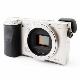 【中古】ソニー SONY a6000 シルバー ボディ 美品 Wi-Fiで ストラップ取扱付き