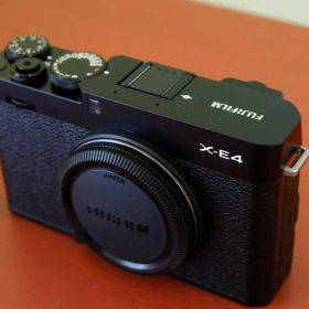 【美品】Fujifilm X-E4 ミラーレス一眼 本体+純正オプション多数