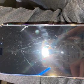 iPhone 14Pro ひび割れあり