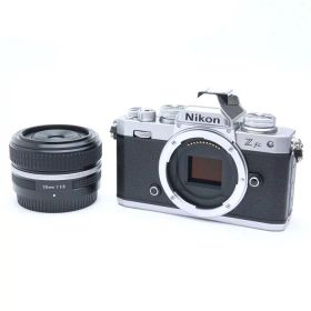 【中古】 《美品》 Nikon Z fc Z 28mm F2.8 （Special Edition）レンズキット シルバー [ デジタルカメラ ]
