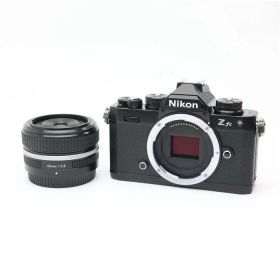 【中古】 《美品》 Nikon Z fc Z 28mm F2.8 （Special Edition）レンズキット ブラック 【背面モニター外装カバー部品交換/各部点検済】 [ デジタルカメラ ]