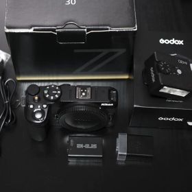 (美品)Nikon Z30 ミラーレスカメラ ボディ+おまけ