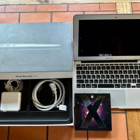 Apple MacBook Air 11インチ Mid2011 A1370