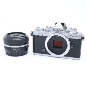 【中古】 《美品》 Nikon Z fc Z 28mm F2.8 （Special Edition）レンズキット シルバー【モニター部品交換/各部点検済】 [ デジタルカメラ ]