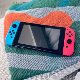 Nintendo Switch 本体 青と赤のJoy-Con