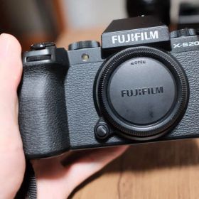 美品 箱付き FUJIFILM X-S20 ミラーレスカメラ 本体