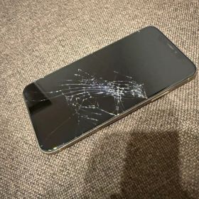 iPhone Xs ゴールド 256GB バッテリー残量83%