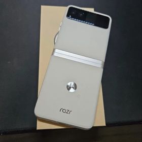 Motorola razr 40 ほぼ未使用 バニラクリーム 256GB