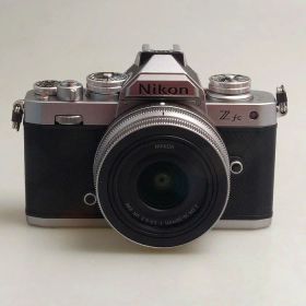 【中古】 (ニコン) Nikon Z fc 16-50 VR レンズキット シルバー【中古カメラ デジタル一眼】 ランク：AB