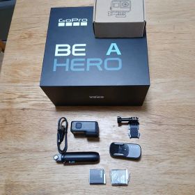 極美品GoPro HERO12 キット付き・バッテリー2個三脚.ハウジング付き