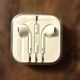 Apple EarPodsホワイトリモコン付き 新品Lightning端子