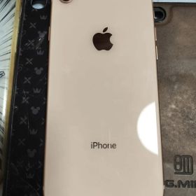 Apple iPhone 8 ゴールドとケース３つ