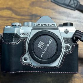 OM SYSTEM OM-5 本体 銀色