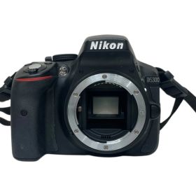 【通電のみ確認】 Nikon (ニコン) 一眼レフカメラ D5300 ブラック カメラ/043